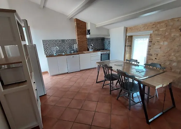 Maison De Village Sur 2 Etages A Venejan 4 Personnes